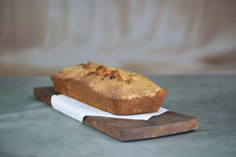 Saftiges Bananenbrot, angeschnitten auf einem Holzbrett.