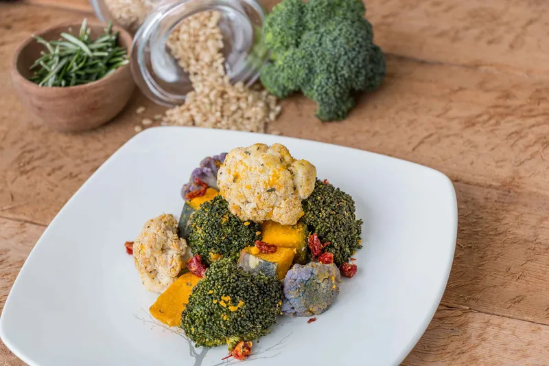 Leckeres Blumenkohl-Rezept: Gerösteter Blumenkohl auf einem rustikalen Holztisch.