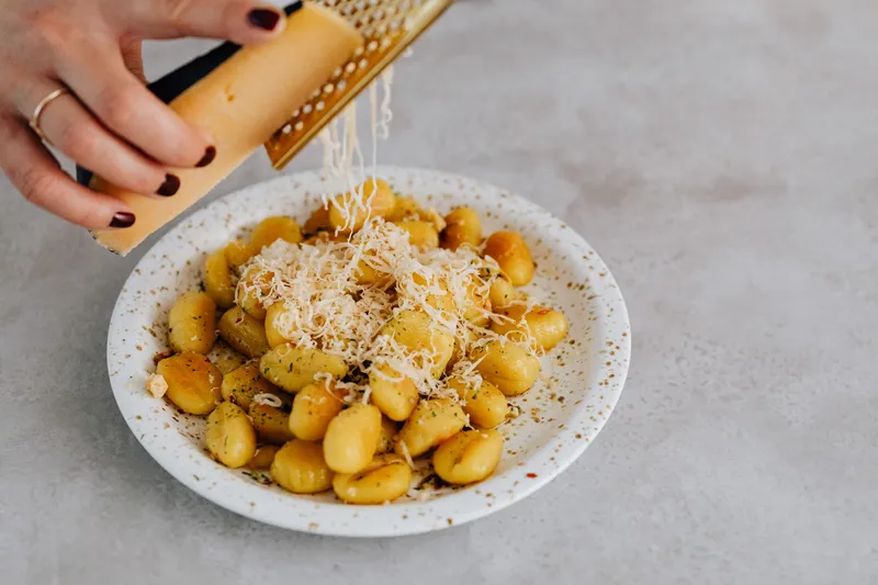 Leckere hausgemachte Gnocchi auf einem Teller, garniert mit frischen Kräutern.