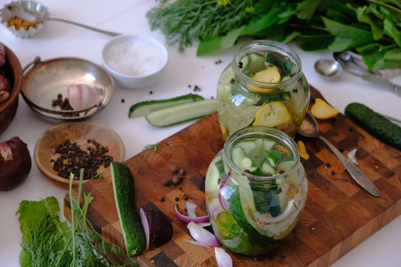 Essiggurken mit Dill in einem Einmachglas.