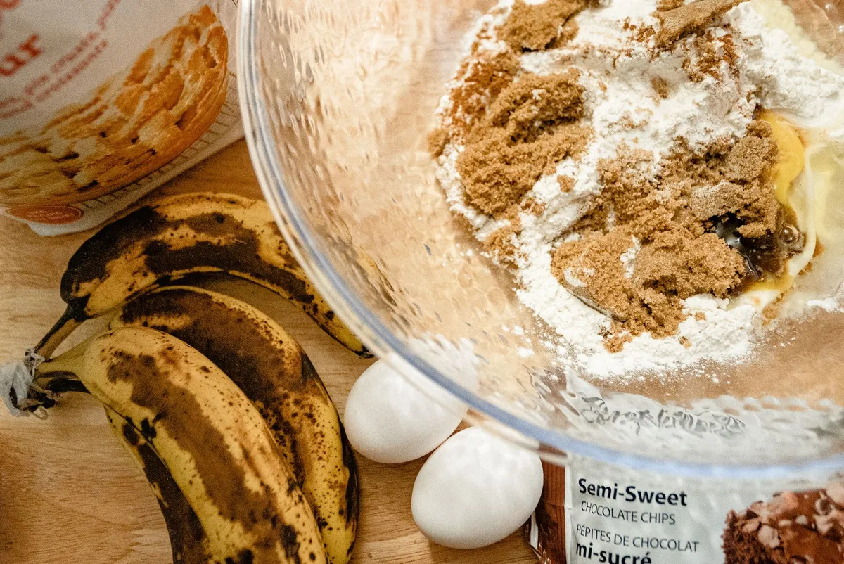 Nahaufnahme von drei sehr reifen Bananen mit vielen braunen Flecken auf der Schale.