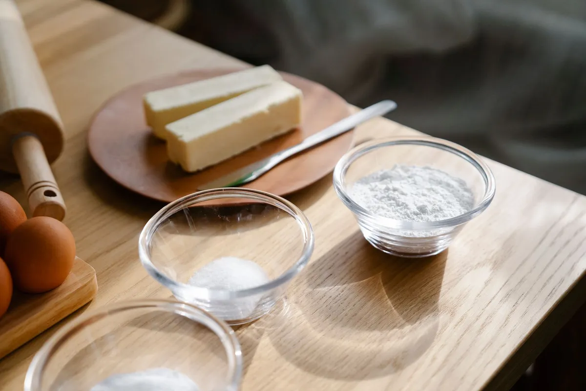 Zutaten zum Backen von Plätzchen auf der Küchenarbeitsfläche