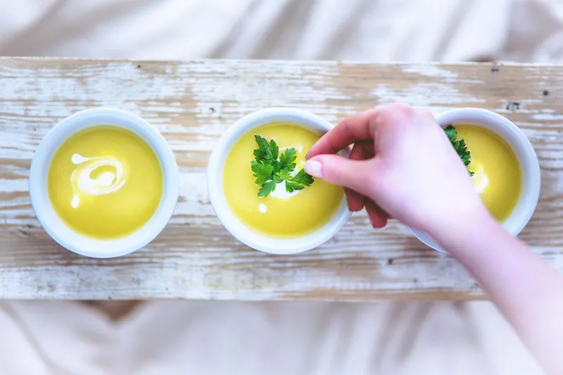Eine Schüssel mit cremiger Käse Lauch Suppe, garniert mit Croutons.