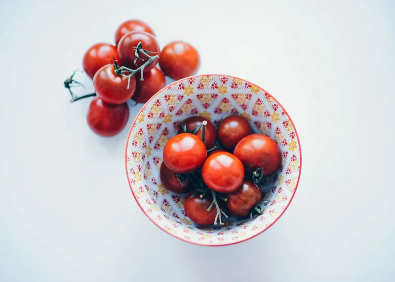 Reife Tomaten in einer Schale auf der Küchenanrichte.