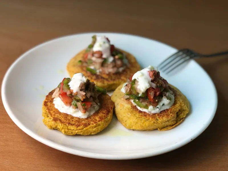 Frische Zucchini, in Scheiben geschnitten auf einem hellen Holzbrett.